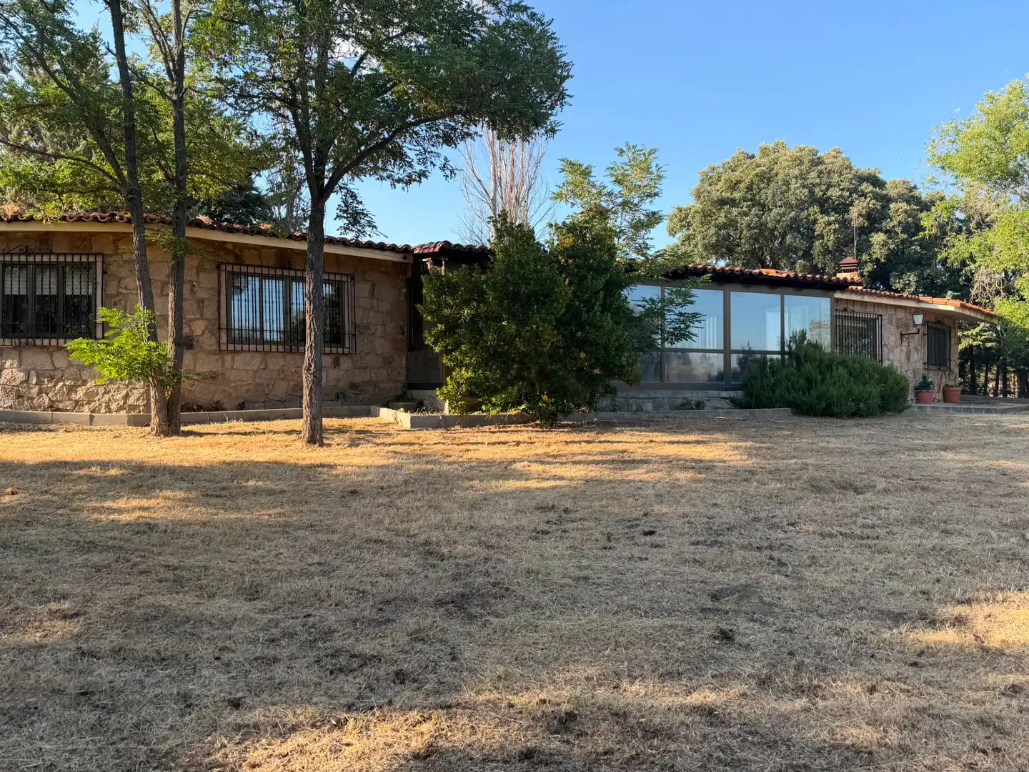 Vista exterior de Casa o xalet en venda en Muñana amb Calefacció, Jardí privat i Piscina