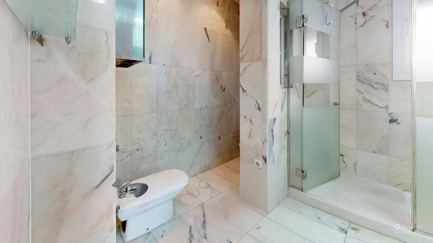 Bathroom of Flat for sale in Sevilla  with Air Conditioner, Heating and Terrace