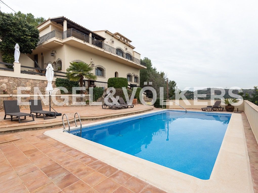 Swimming pool of House or chalet for sale in Gilet  with Air Conditioner, Heating and Private garden