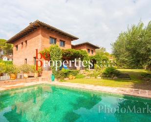 Vista exterior de Casa o xalet de lloguer en Sant Cugat del Vallès amb Jardí privat, Piscina i Forn