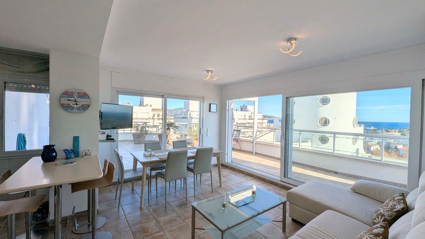 Vista exterior de Àtic en venda en Empuriabrava amb Aire condicionat, Calefacció i Traster