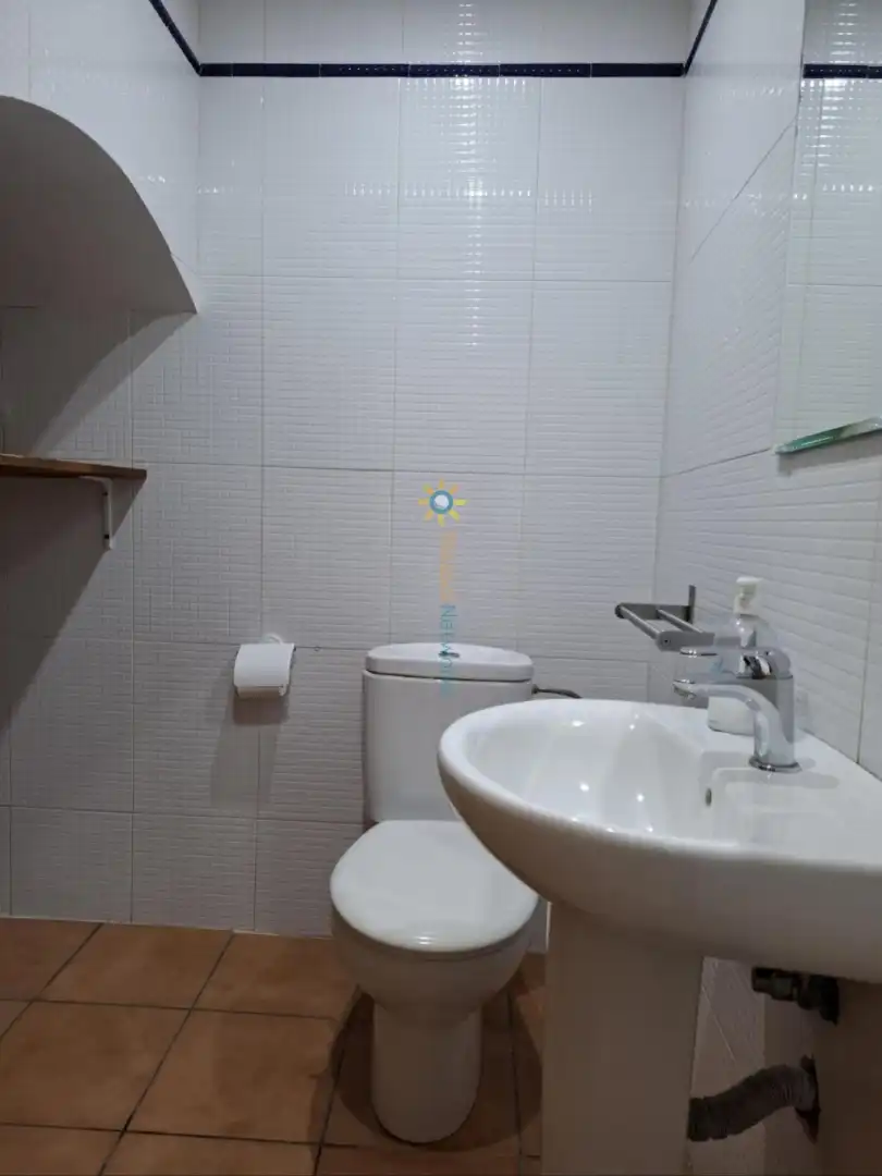 Badezimmer von Einfamilien-Reihenhaus zum Verkauf in Oliva mit Klimaanlage und Terrasse