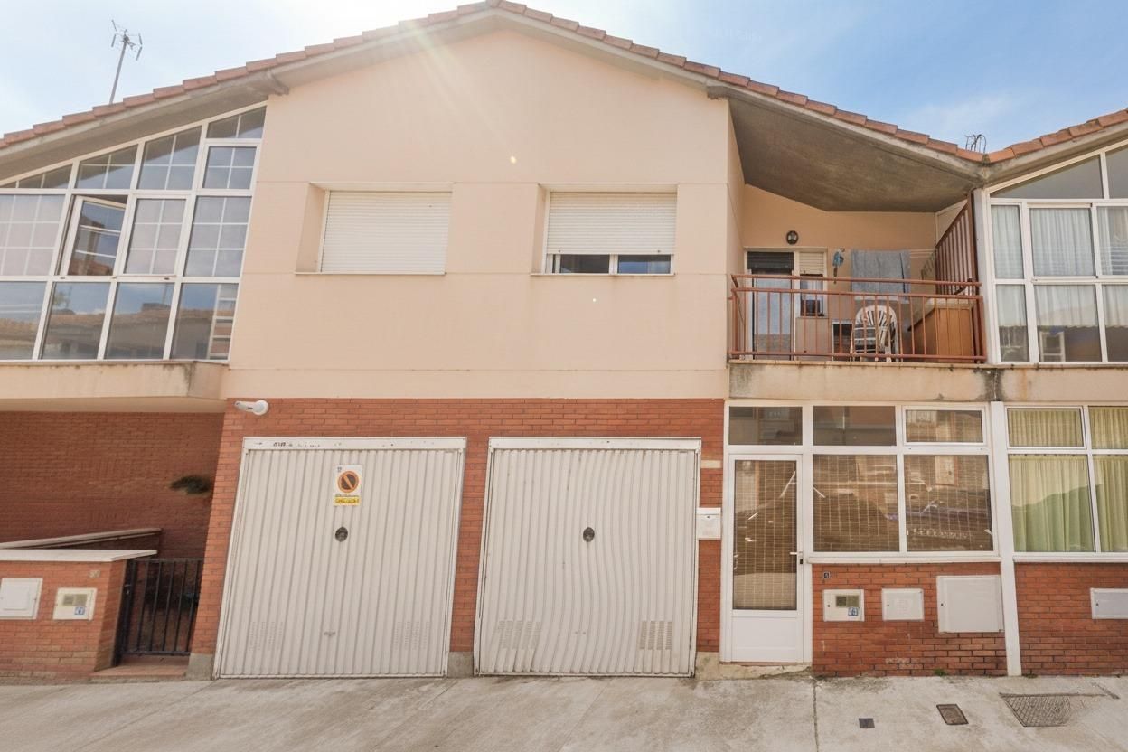Vista exterior de Casa adosada en venda en Santovenia de Pisuerga amb Terrassa i Balcó