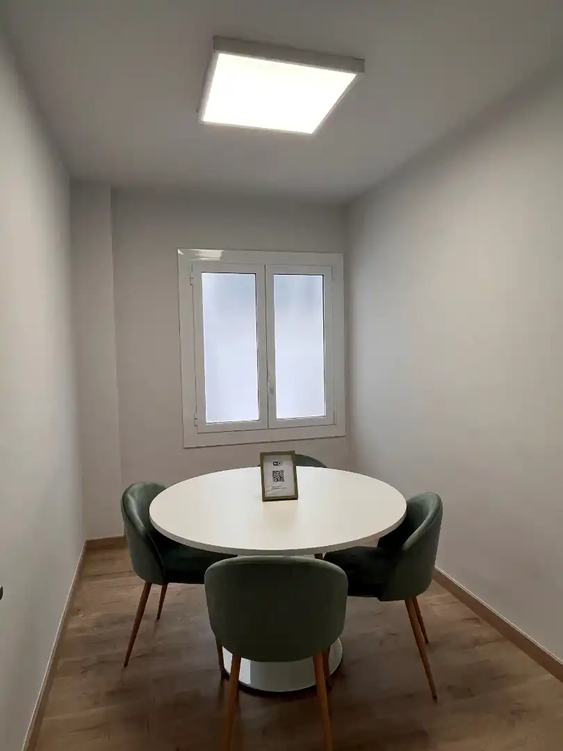 Büro zur Miete in Berga mit Klimaanlage, Heizung und Terrasse