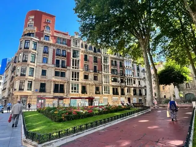 Vista exterior de Pis en venda en Bilbao  amb Calefacció i Balcó