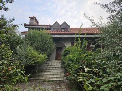 Vista exterior de Casa o xalet en venda en Camargo amb Terrassa