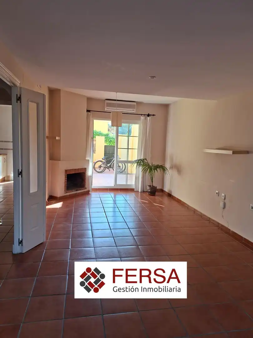 Sala d'estar de Casa adosada en venda en El Puerto de Santa María amb Aire condicionat, Calefacció i Jardí privat