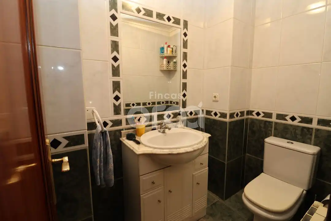 Badezimmer von Einfamilien-Reihenhaus zum Verkauf in Abanto y Ciérvana-Abanto Zierbena mit Heizung, Privatgarten und Möbliert