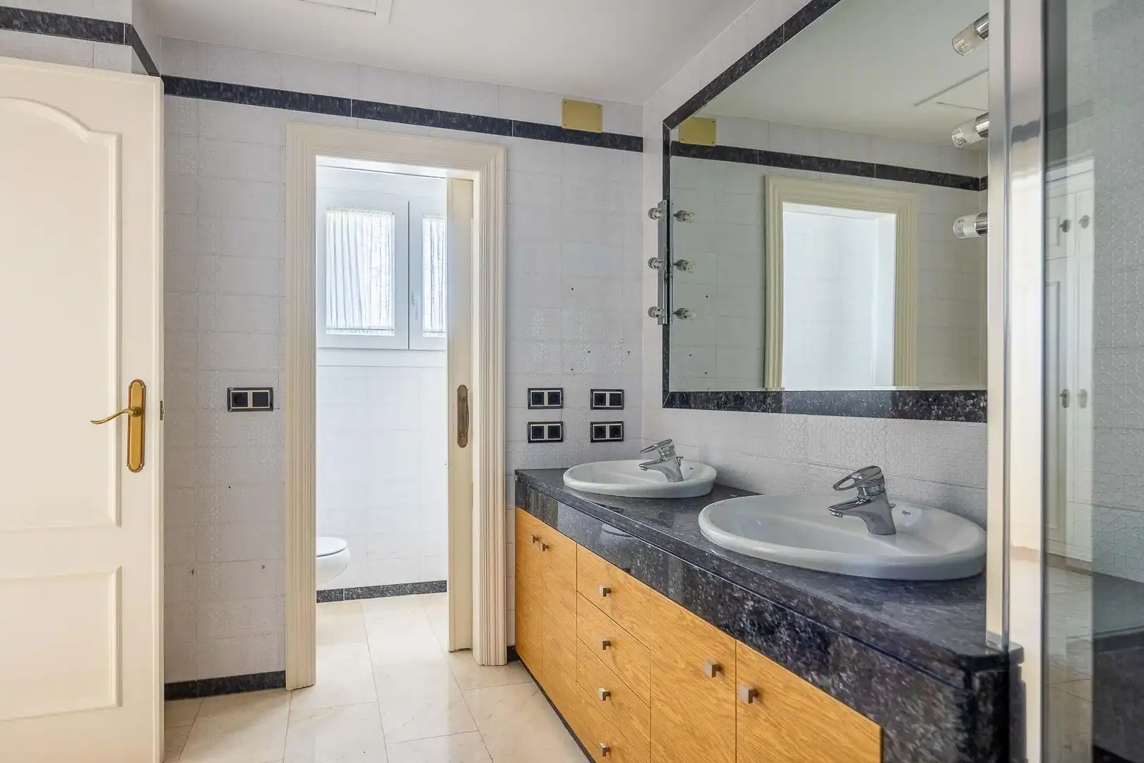 Baño de Casa o chalet en venta en Gelves con Jardín privado y Piscina comunitaria