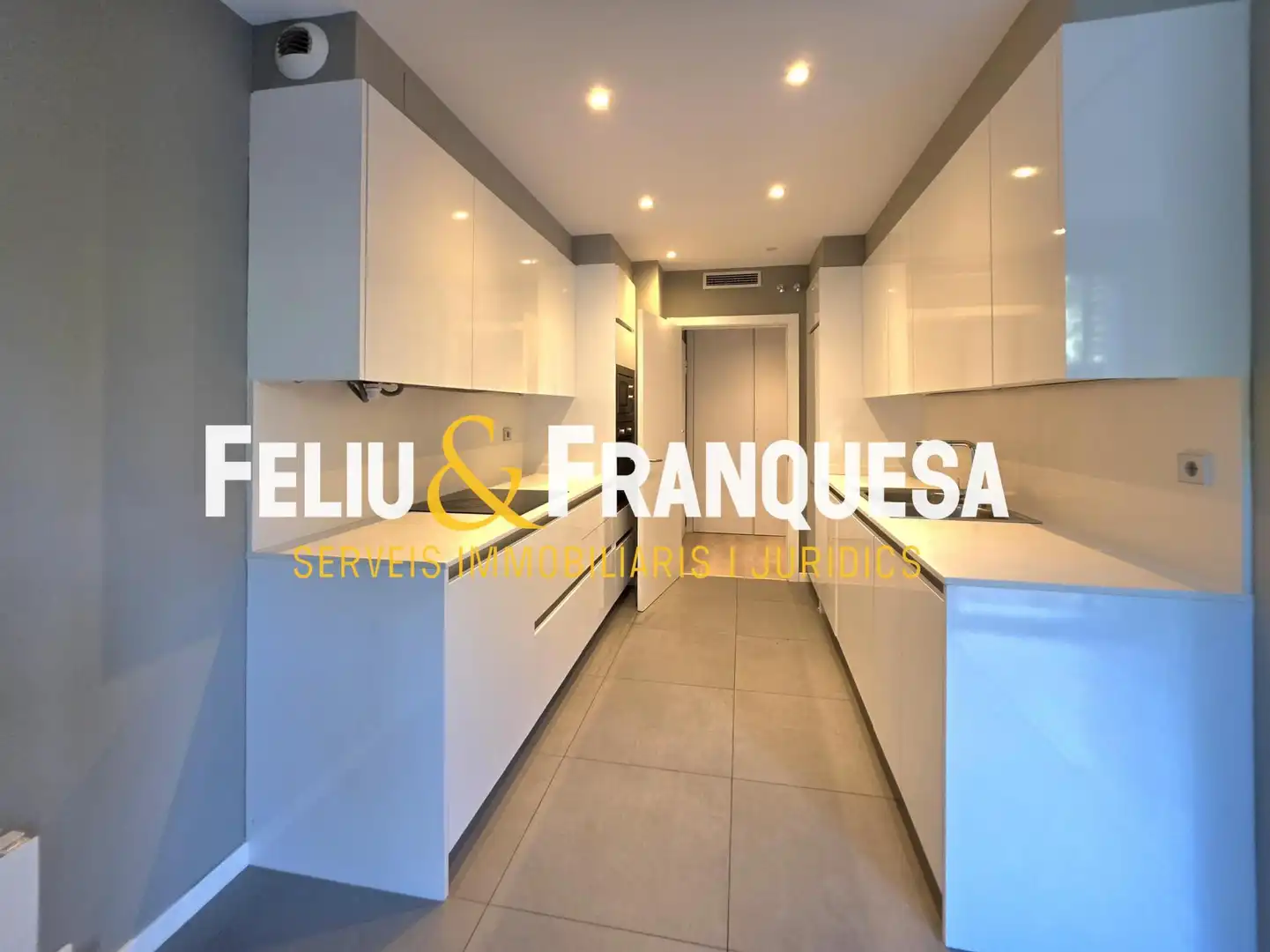 Cocina de Piso en venta en Sant Cugat del Vallès con Calefacción, Jardín privado y Terraza