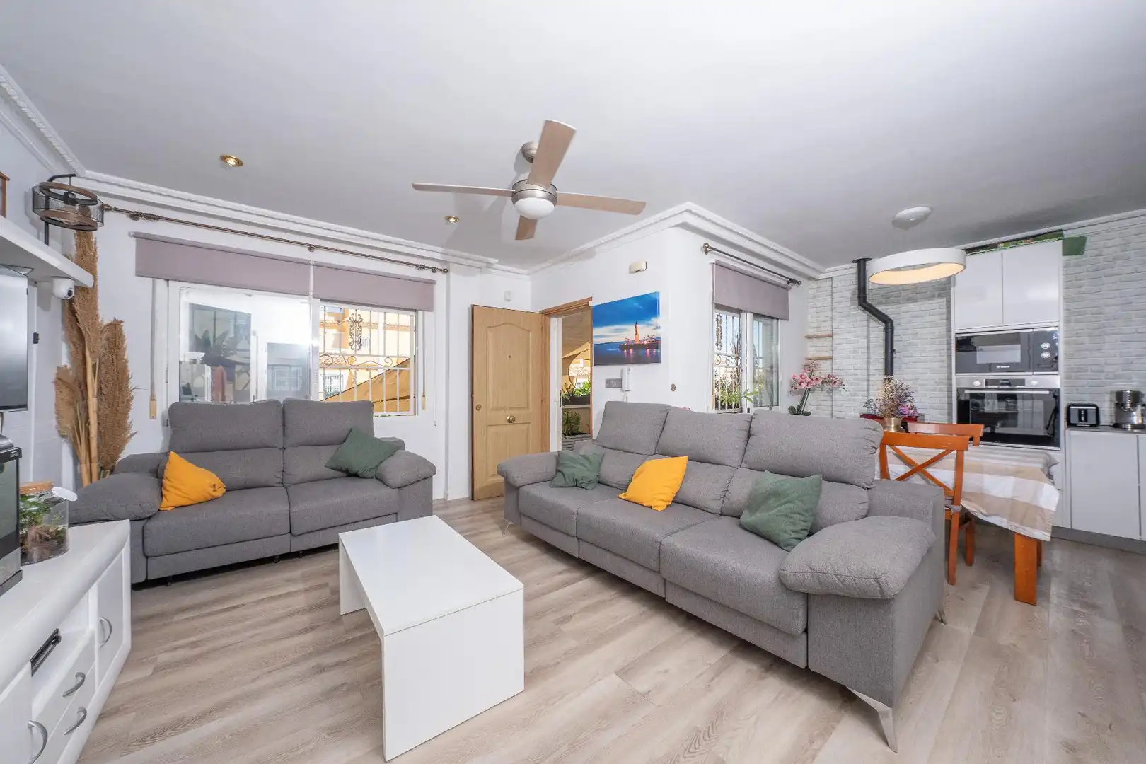 Sala d'estar de Casa adosada en venda en Torrevieja amb Piscina comunitària