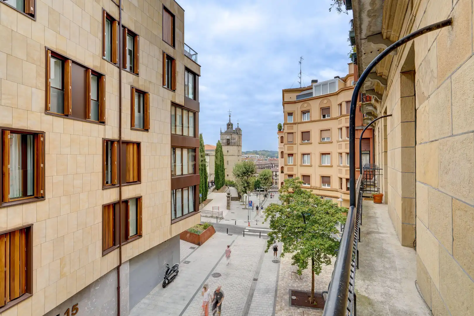 Vista exterior de Apartament en venda en Irun  amb Traster i Balcó
