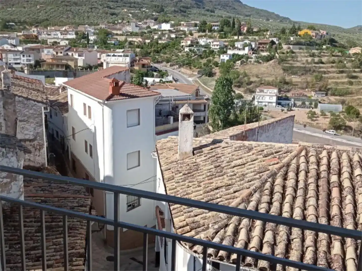 Vista exterior de Casa adosada en venda en Castillo de Locubín amb Balcó