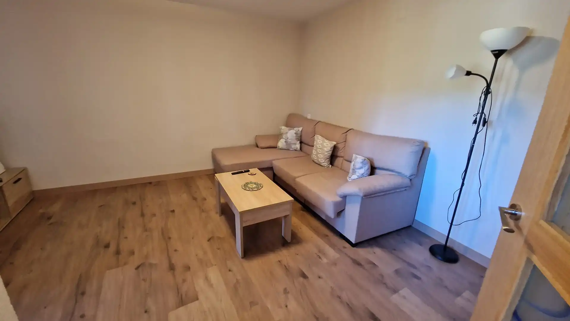 Sala de estar de Casa o chalet en venta en Mantinos con Calefacción, Parquet y Terraza
