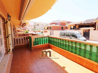 Vista exterior de Casa adosada en venda en Guardamar del Segura amb Aire condicionat, Terrassa i Balcó