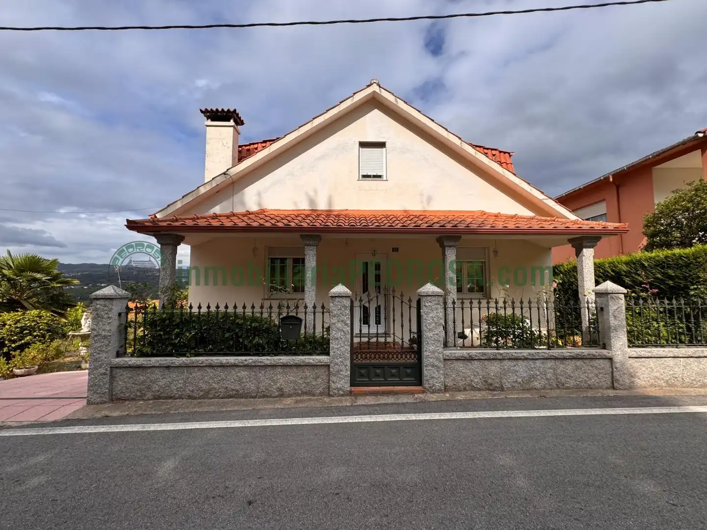 Vista exterior de Casa o xalet en venda en Pontevedra Capital  amb Calefacció i Jardí privat