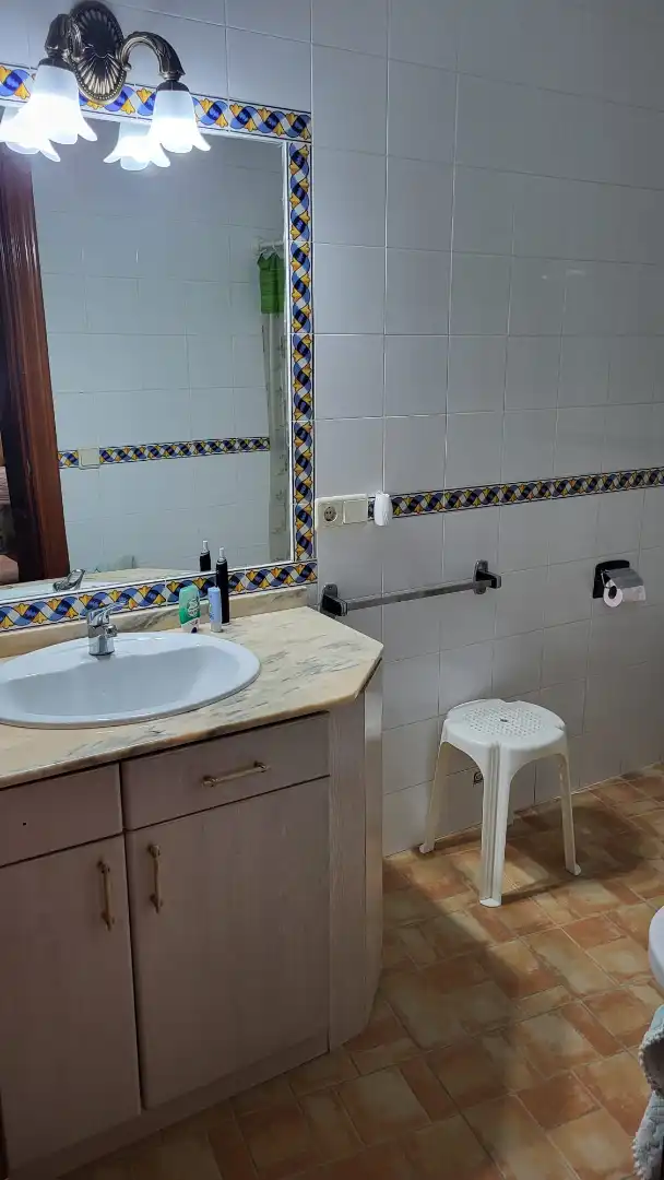 Badezimmer von Einfamilien-Reihenhaus zum Verkauf in Pedro Muñoz mit Heizung und Möbliert