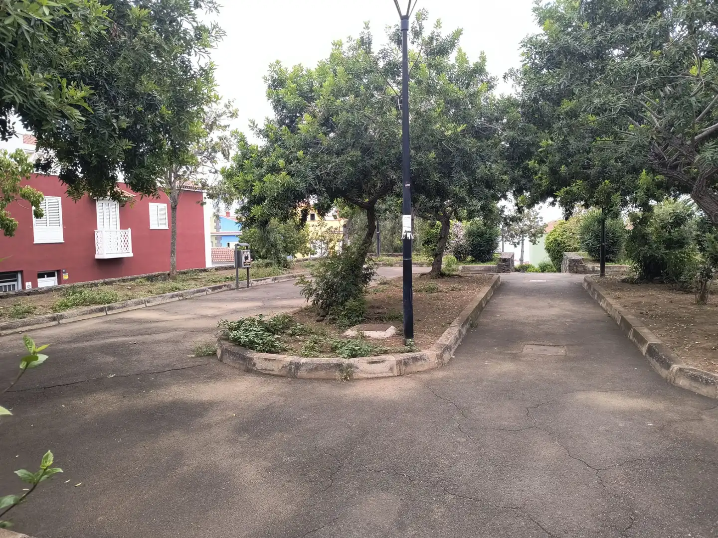 Parkplatz von Einfamilien-Reihenhaus zum Verkauf in Puerto de la Cruz mit Abstellraum, Ofen und Balkon