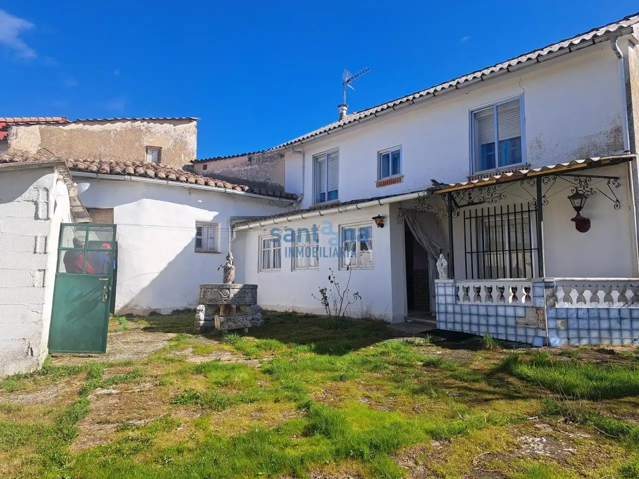 Vista exterior de Casa o xalet en venda en Gradefes amb Calefacció, Jardí privat i Traster