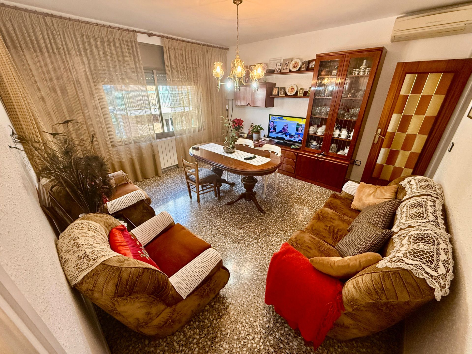 Sala d'estar de Pis en venda en Cornellà de Llobregat amb Aire condicionat, Calefacció i Forn