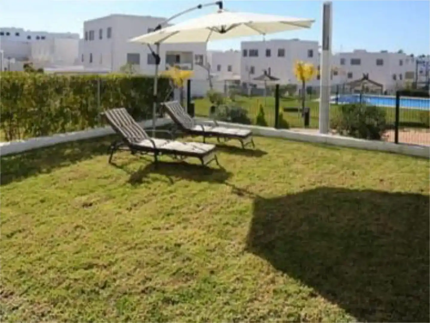 Terrassa de Pis de lloguer en Conil de la Frontera amb Aire condicionat, Jardí privat i Piscina