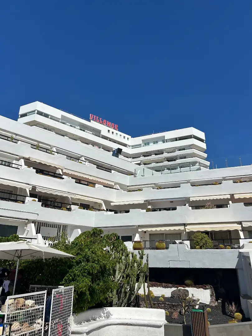 Vista exterior de Estudi en venda en Adeje amb Moblat, Rentadora i Microones