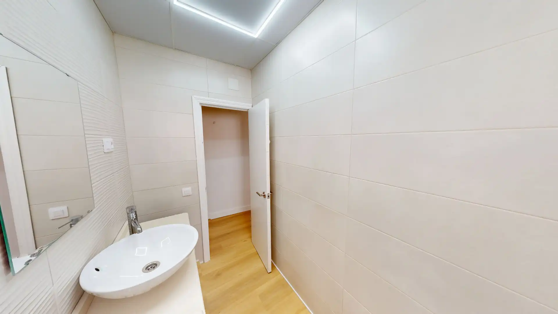Badezimmer von Wohnung zum Verkauf in Almería mit Klimaanlage und Waschmaschine