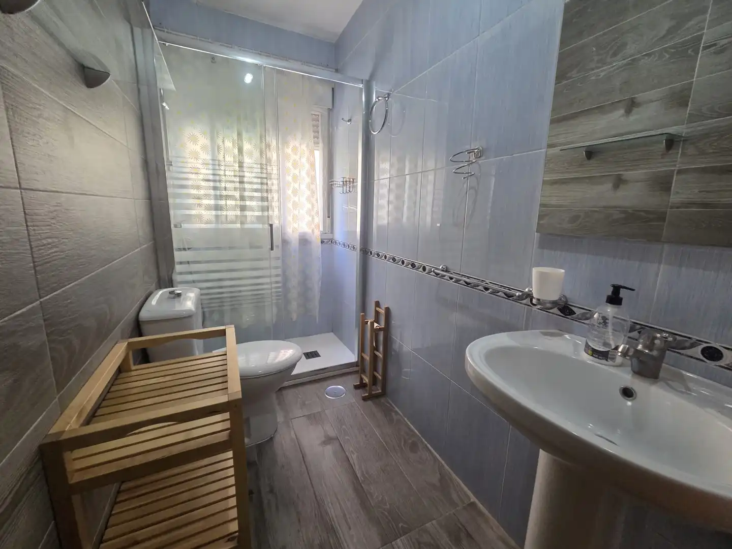 Baño de Piso de alquiler en Granada con Aire acondicionado, Calefacción y Amueblado