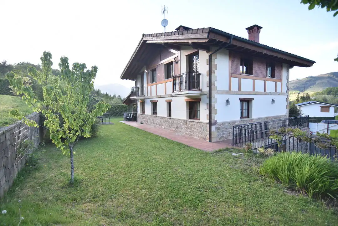 Vista exterior de Casa o xalet en venda en Ermua amb Calefacció, Jardí privat i Terrassa