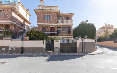 Vista exterior de Casa o xalet en venda en Cájar amb Calefacció, Jardí privat i Parquet