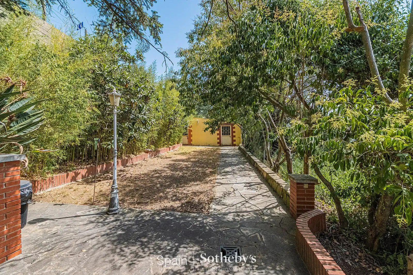 Vista exterior de Casa o xalet en venda en Barcelona amb Aire condicionat, Calefacció i Jardí privat