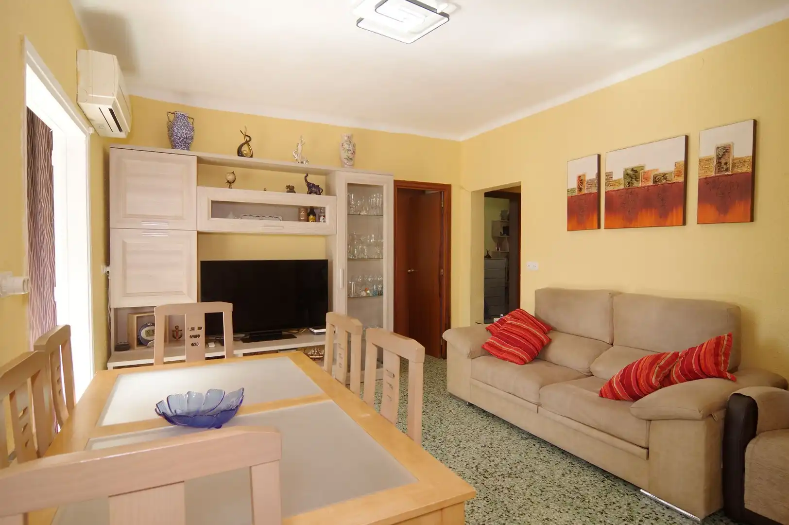 Sala d'estar de Casa o xalet en venda en Sant Vicenç Dels Horts amb Aire condicionat, Calefacció i Jardí privat