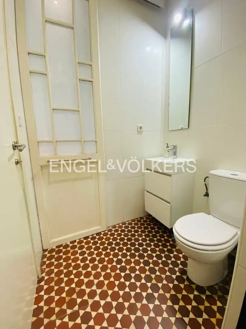 Bathroom of Flat for rent in Valencia  with Air Conditioner and Heating
