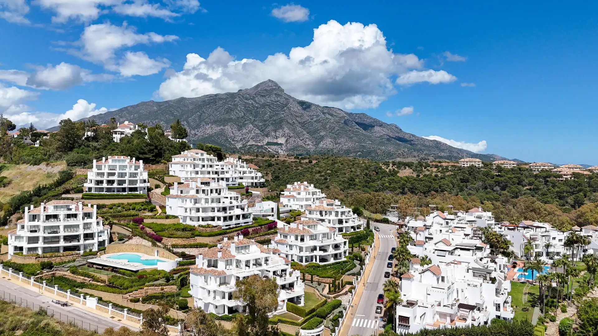 Vista exterior de Casa adosada en venda en Marbella amb Aire condicionat, Jardí privat i Terrassa