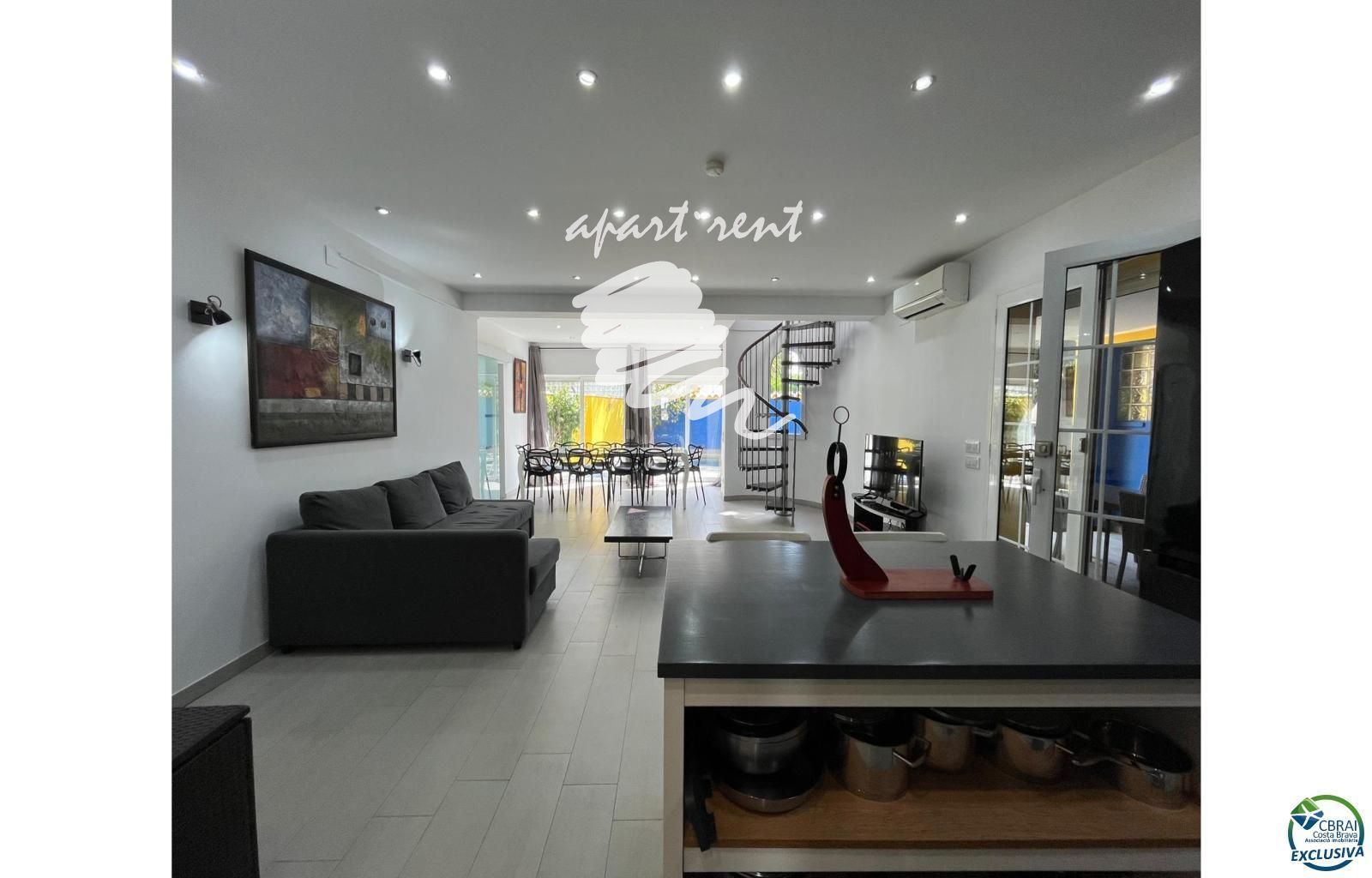 Sala d'estar de Casa o xalet en venda en Empuriabrava amb Aire condicionat, Terrassa i Piscina