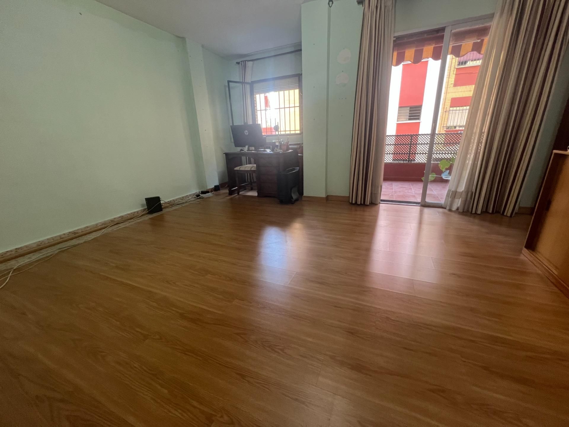 Sala d'estar de Pis en venda en  Sevilla Capital amb Terrassa i Balcó
