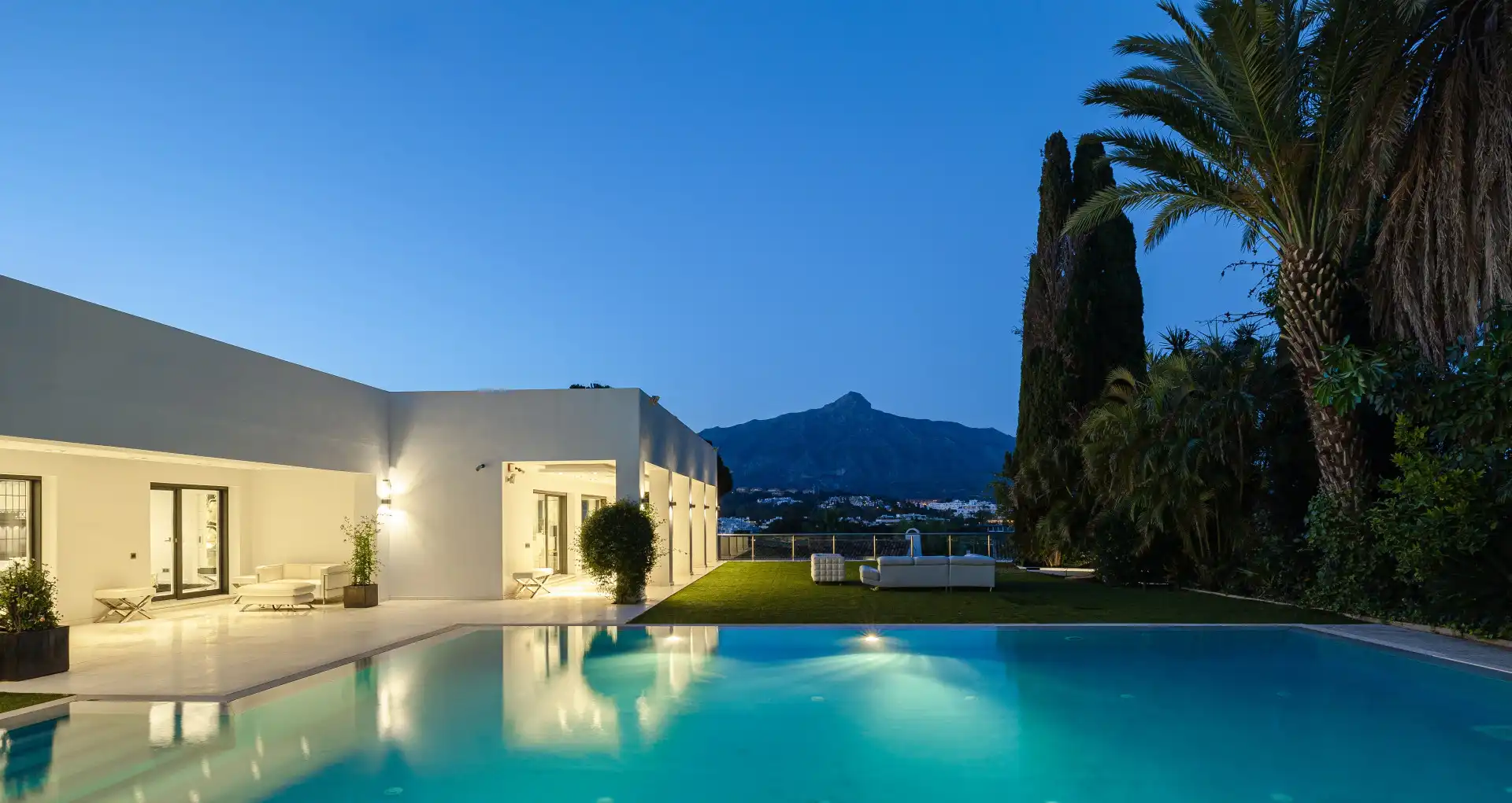 Vista exterior de Casa o xalet en venda en Nueva Andalucía
