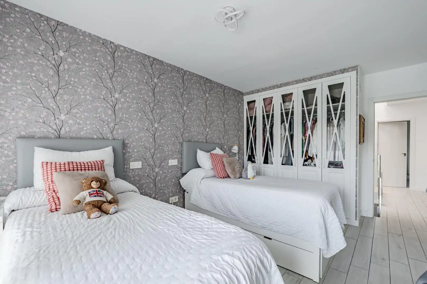 Habitación de Casa adosada en venta en Pozuelo de Alarcón con Aire acondicionado, Calefacción y Piscina