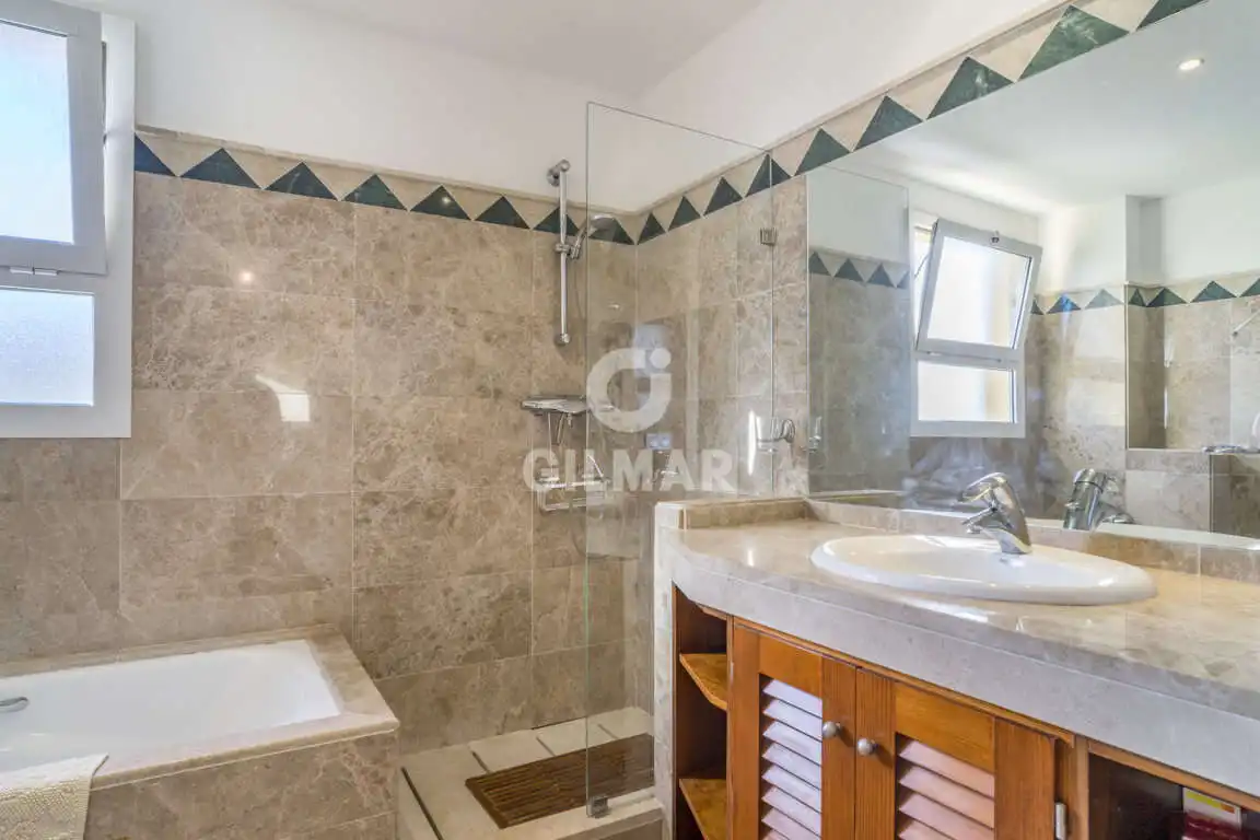 Badezimmer von Maisonette zum Verkauf in Sotogrande mit Heizung, Abstellraum und Schwimmbad