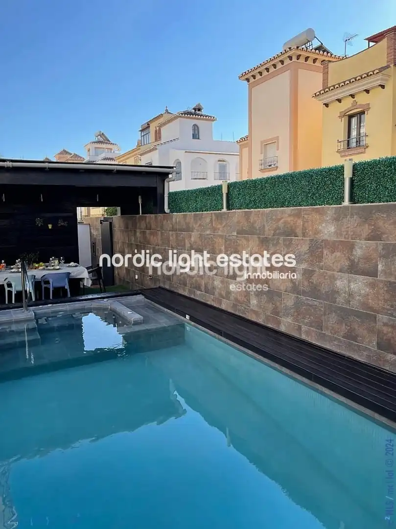Vista exterior de Casa o chalet en venta en Nerja con Terraza y Piscina