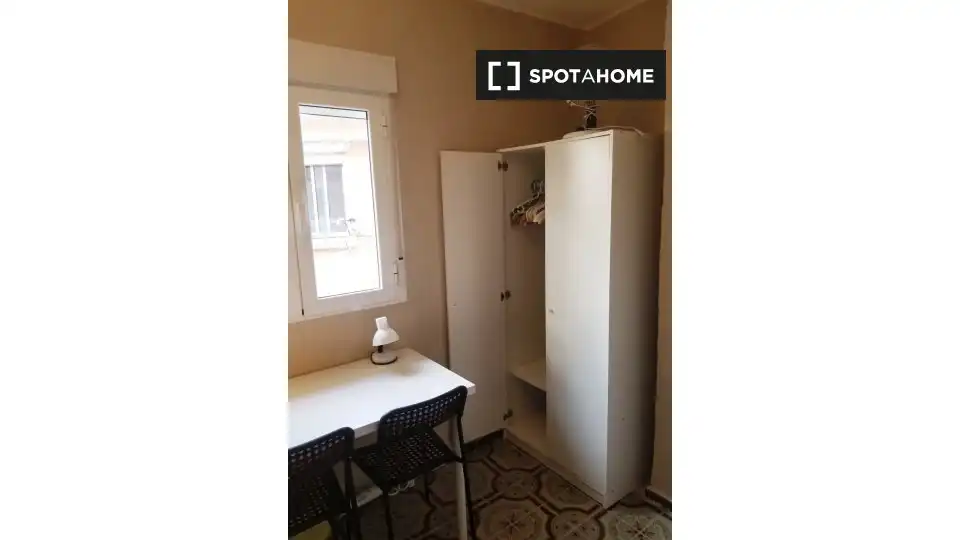 Habitación de Piso para compartir en Sevilla con Aire acondicionado, Calefacción y Amueblado
