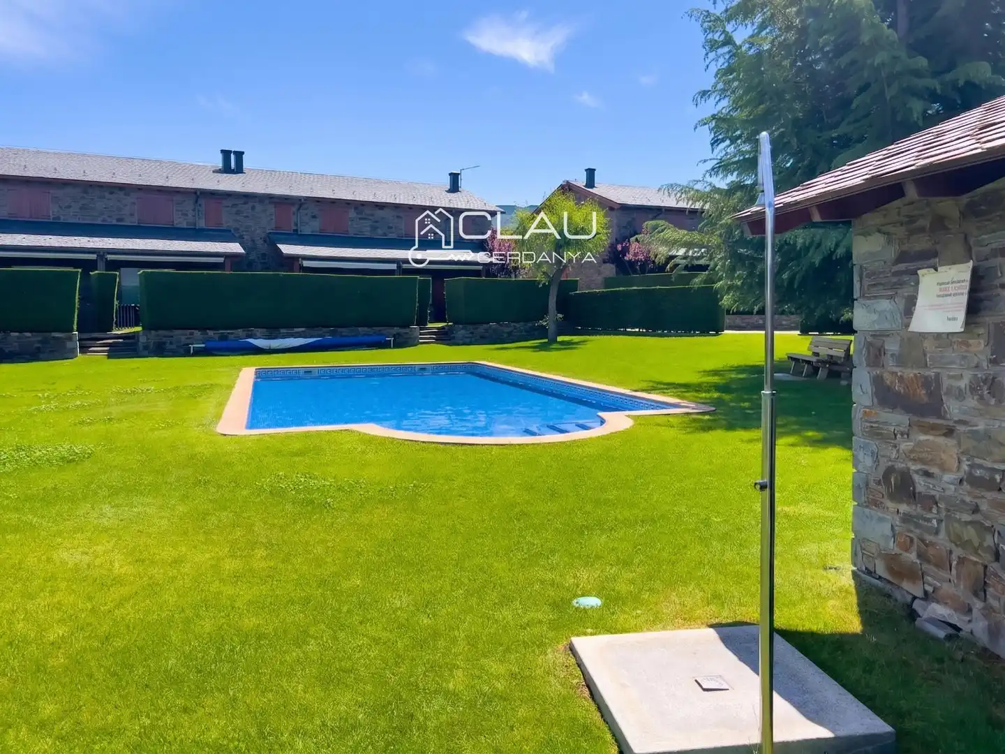 Schwimmbecken von Einfamilien-Reihenhaus zur Miete in Palau - de - Cerdagne mit Heizung, Privatgarten und Parkett