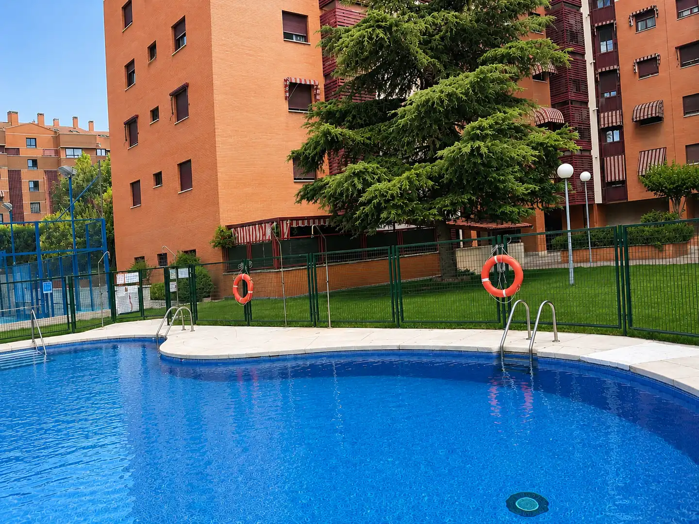 Swimming pool of Flat for sale in Alcorcón  with Air Conditioner, Heating and Parquet flooring