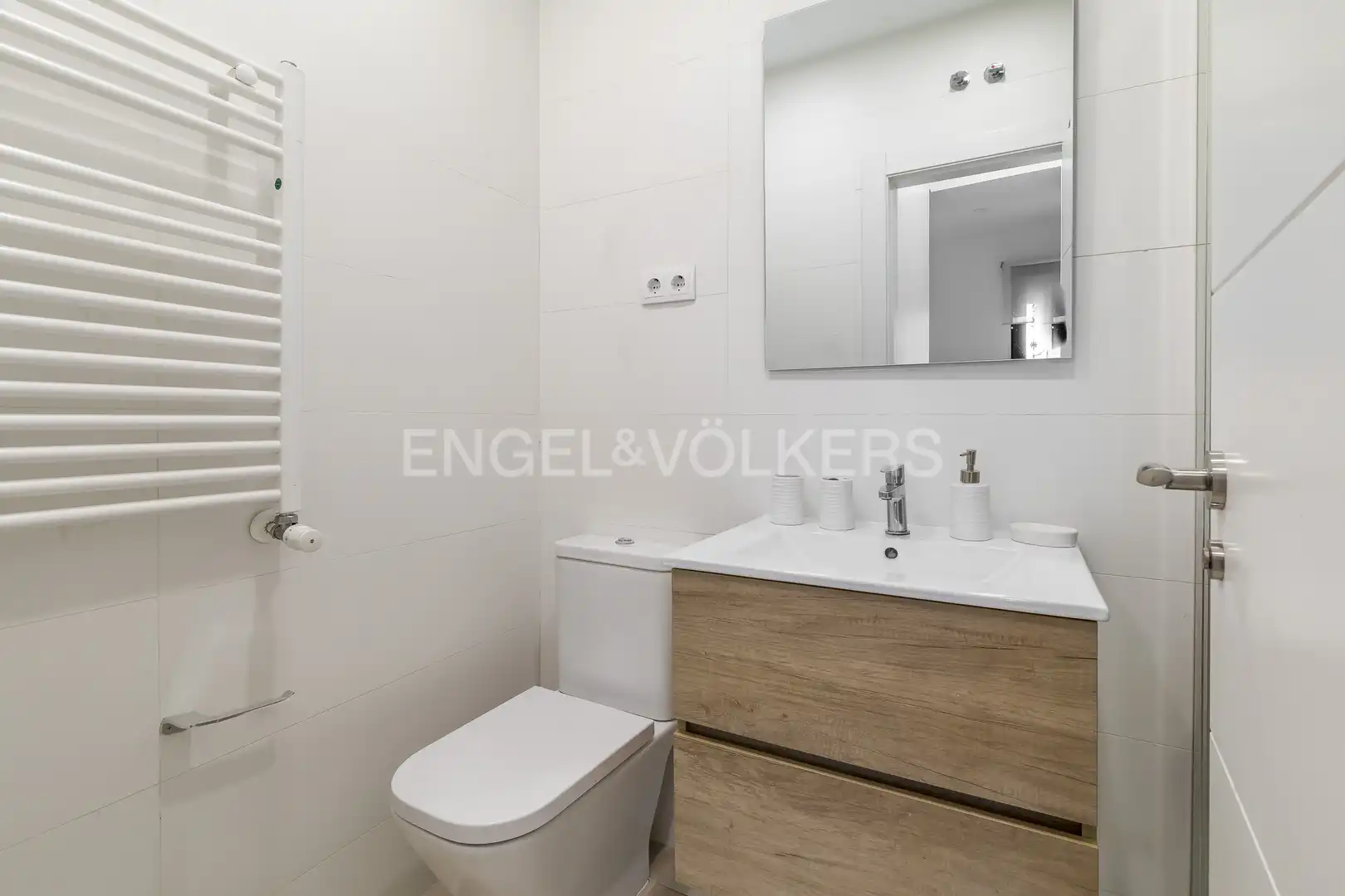 Bany de Apartament de lloguer en Madrid amb Aire condicionat, Calefacció i Moblat