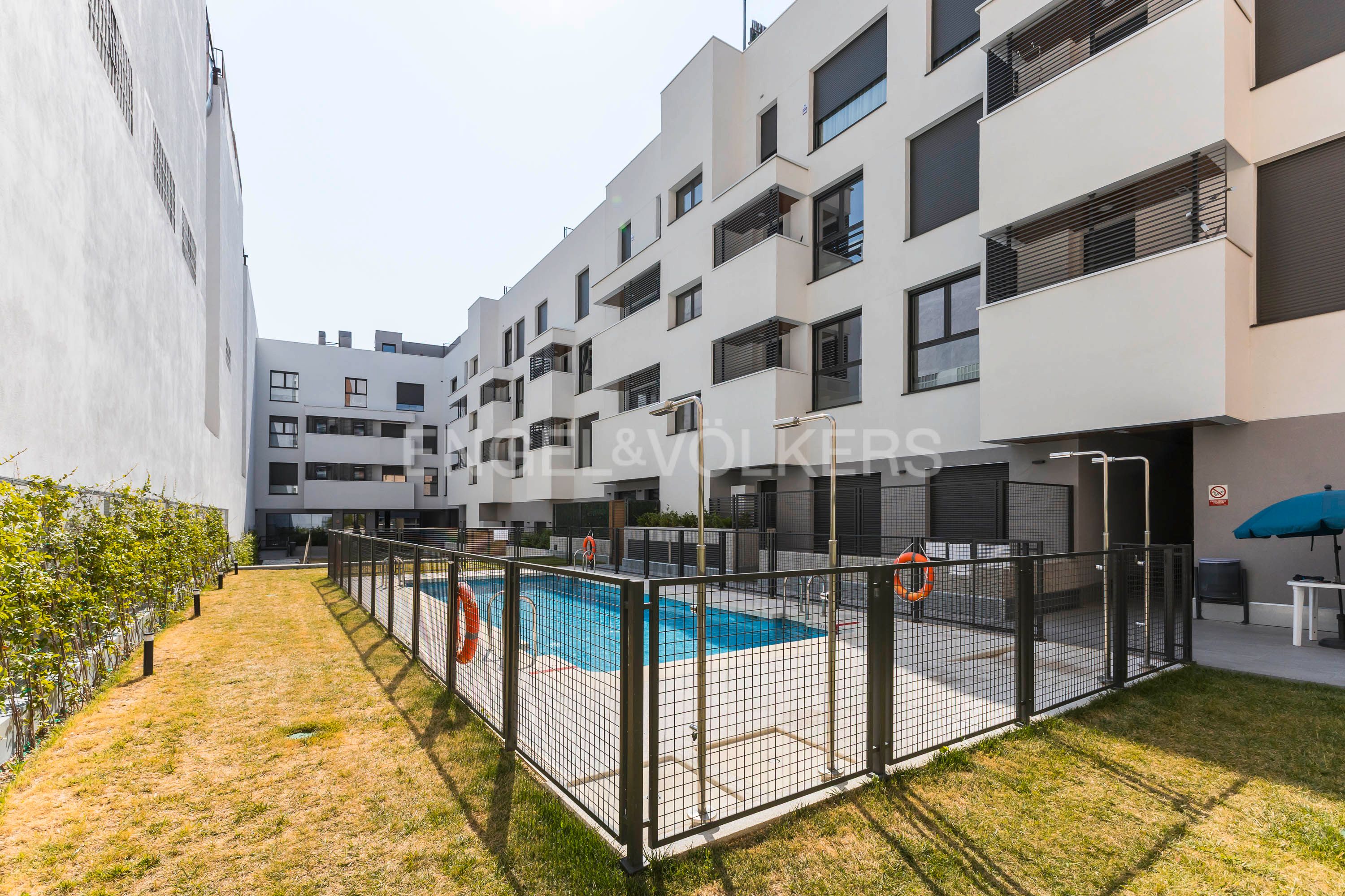 Vista exterior de Apartament de lloguer en  Madrid Capital amb Aire condicionat, Calefacció i Jardí privat
