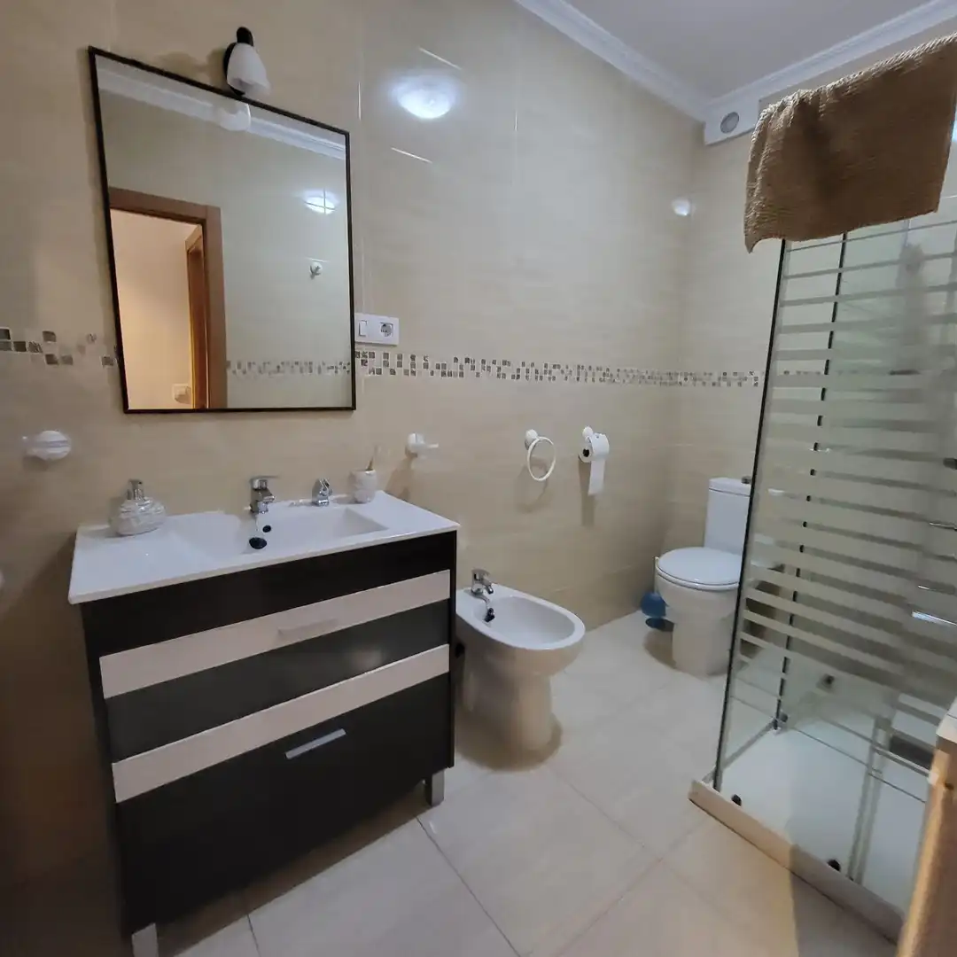 Baño de Piso de alquiler en Ávila con Calefacción, Terraza y Amueblado