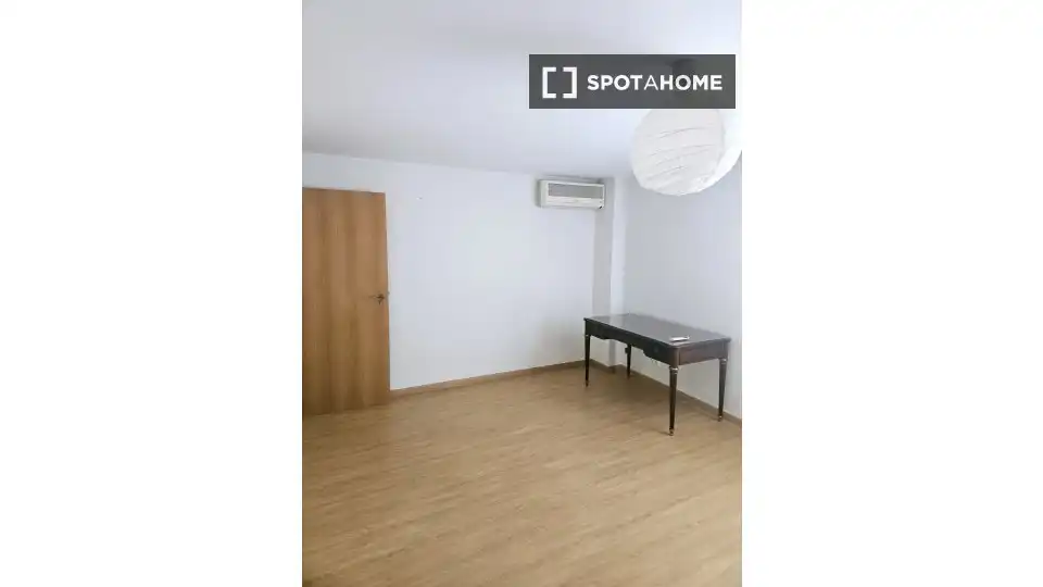 Dormitori de Apartament per a compartir en Murcia amb Aire condicionat, Terrassa i Moblat