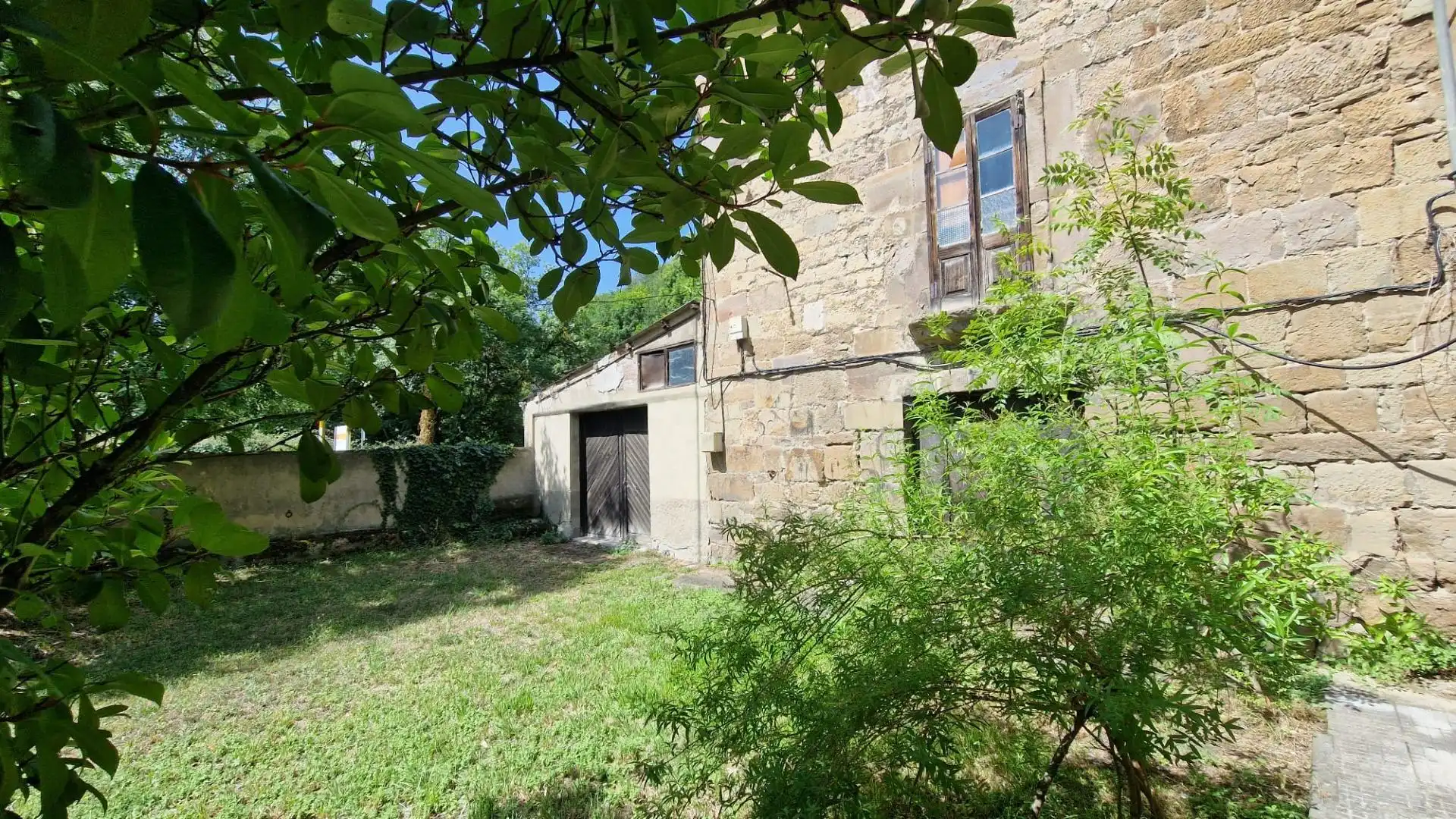 Vista exterior de Finca rústica en venda en Lena amb Jardí privat, Terrassa i Balcó