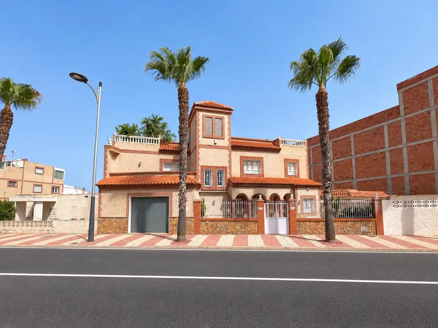 Vista exterior de Casa o xalet en venda en Roquetas de Mar amb Aire condicionat, Calefacció i Jardí privat