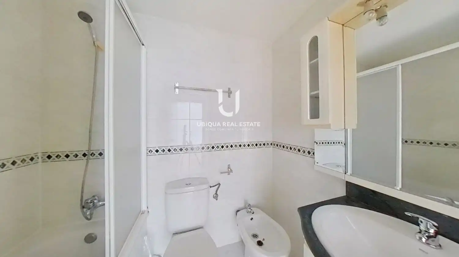 Baño de Piso en venta en Barcelona con Calefacción, Piscina y Piscina comunitaria